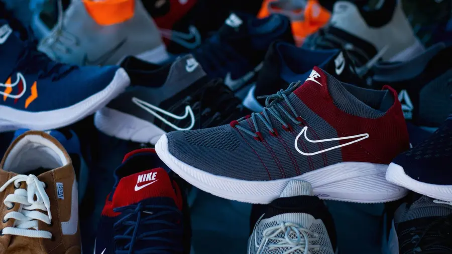 Tenis de varios colores acomodados en exhibición